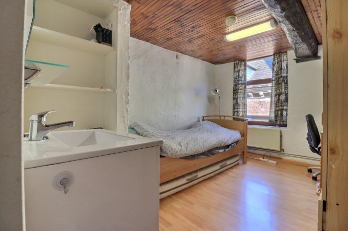 2ème étage - Chambre à 390 € / mois avec lavabo