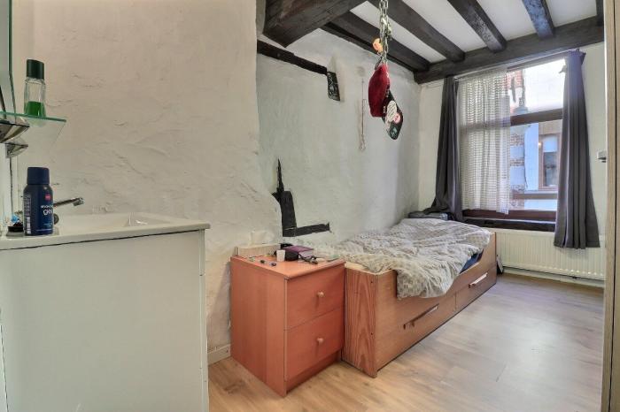 1er étage - Chambre à 390 € / mois avec lavabo