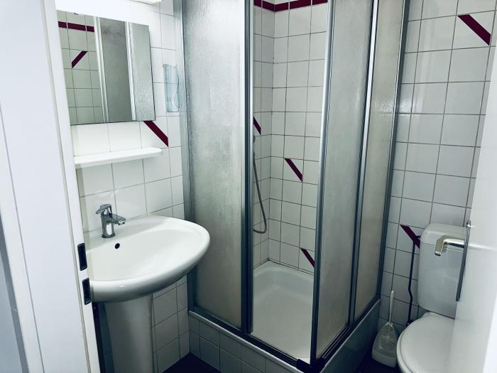 Salle de douche privée avec wc