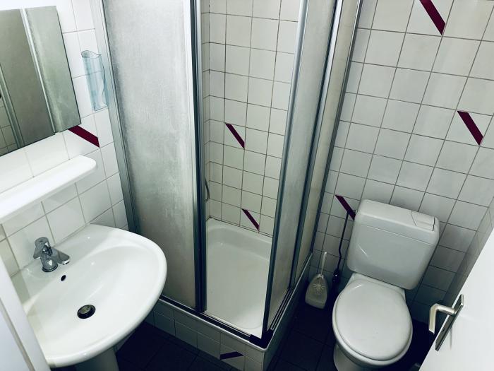 Salle de douche privée avec wc
