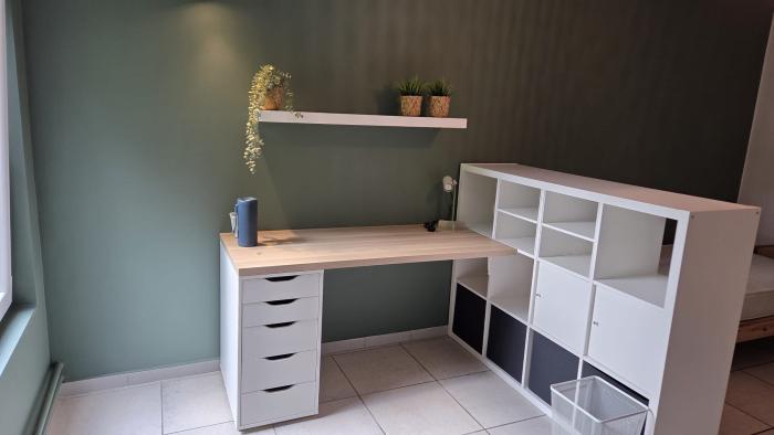 Bureau de la chambre : une chaise doit encore être installée par nos soins