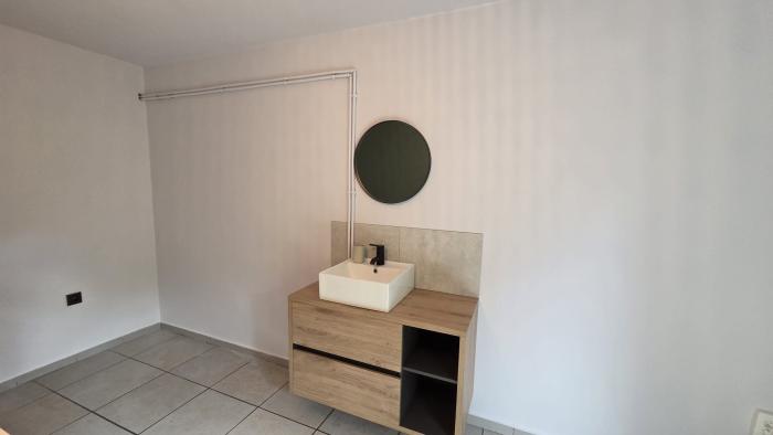 Une garde-robe et une petite étagère seront ajoutées à gauche et à droite du meuble lavabo.