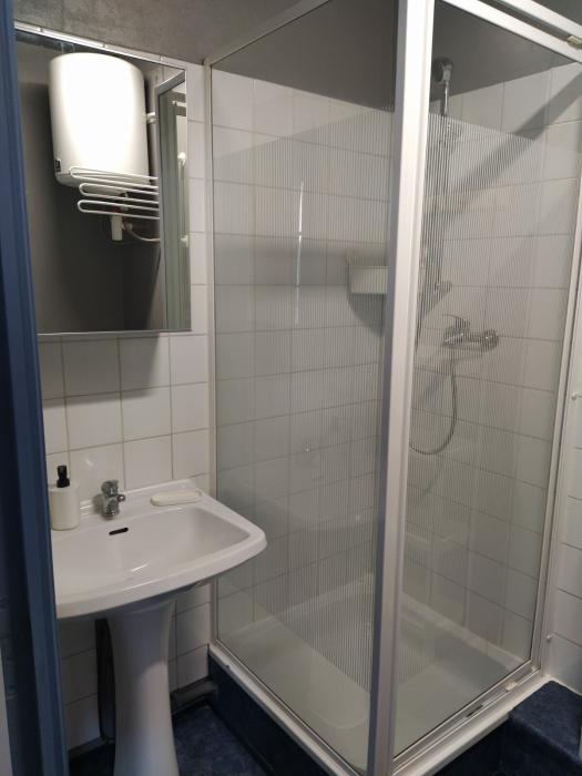 salle de douche et toilette