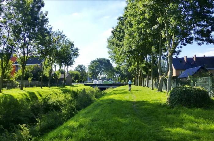 Le poumon vert du quartier : à 100 mètres, un parcours Ravel.
Itinéraire : www.velo-ravel.net/2015/2015-09-27_Mons_la_trouille.htm