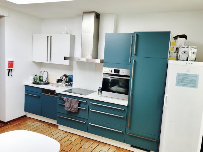 Cuisine équipée SIEMENS (taque induction, lave-vaisselle, four, hotte, frigidaire).