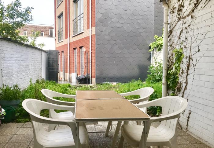 Joli petit jardin avec partie couverte.